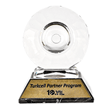 Üzerinde Turkcell partner programı 10. yıl ödülü yazan plaket