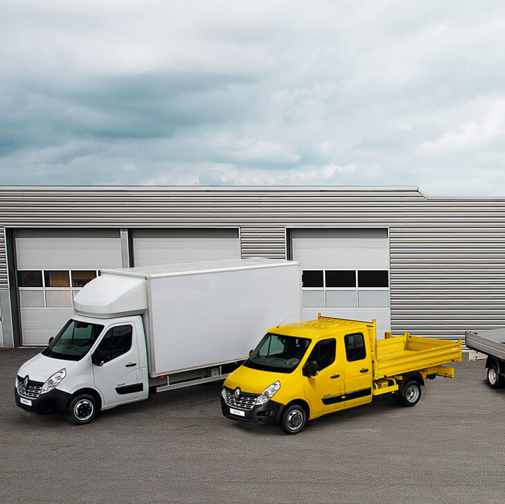 Satko araç takip sistemini kullanan bir nakliyat firmasının beyaz bir kamyon ve sarı bir kamyoneti
